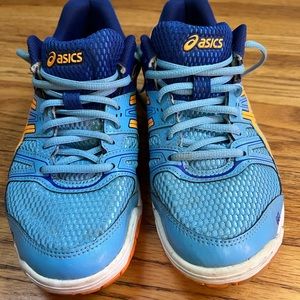 Woman’s sneakers, size 8.